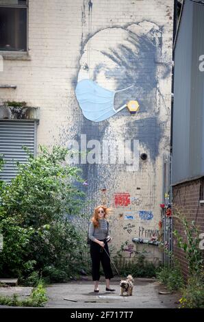 Das Coronavirus inspirierte die Adaption von Vermeers „Girl with A Pearl Earing“, die Banksy in Bristol, Großbritannien, zugeschrieben wird Stockfoto