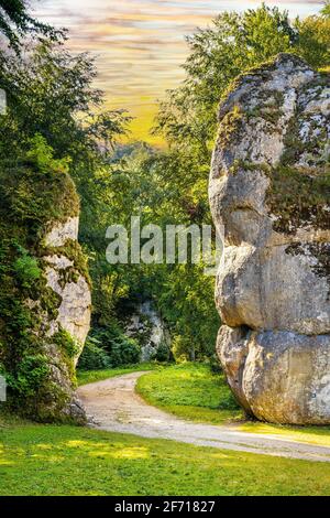 Cracow Gate - Brama Krakowska - Jurassisches Kalksteintor Bildung im Tal des Pradnik-Baches des Krakow-Tschenstochau-Hochlandes in Ojcow In Kleinpolen Stockfoto