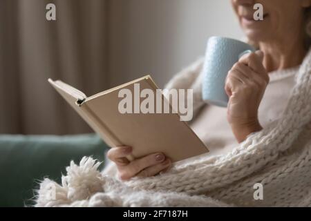 Ältere ältere Dame, eingewickelt in Wolldecke Stockfoto