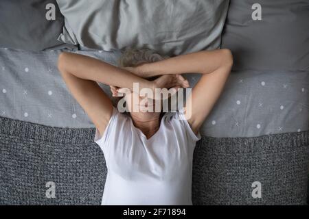 Friedliche ältere Frau, die morgens oder nachmittags schläft Stockfoto