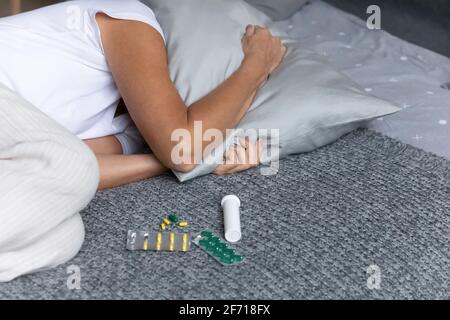 Unglückliche reife Frau, die unter starken Kopfschmerzen leidet Stockfoto