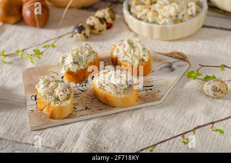 Köstlicher Eieraufstrich auf frischer Baquette mit osterdekoration Stockfoto