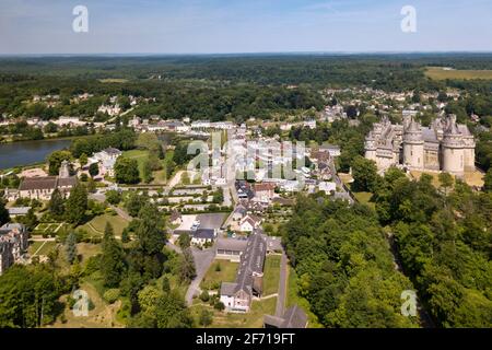Pierrefonds, Frankreich - Mai 26 2020: Das Schloss Pierrefonds ist eine imposante Burg im Département Oise, im Département Hauts-de-France. Stockfoto