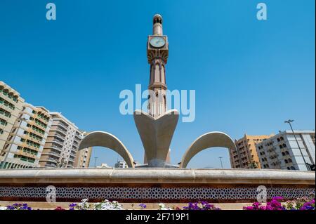 Sharjah, Vereinigte Arabische Emirate - 24. März 2021: Zahra Clock Tower Springbrunnen und Kreisel Park in Sharjah emiraten der Innenstadt in den Vereinigten Arabischen Emiraten Stockfoto