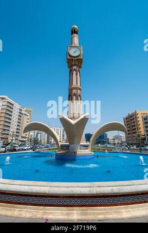 Sharjah, Vereinigte Arabische Emirate - 24. März 2021: Zahra Clock Tower Springbrunnen und Kreisel Park in Sharjah emiraten der Innenstadt in den Vereinigten Arabischen Emiraten Stockfoto