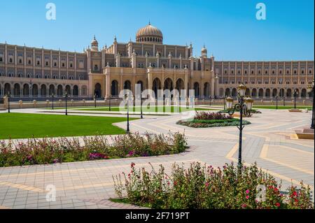 Sharjah, Vereinigte Arabische Emirate - 24. März 2021:Hauptbüro der Stadt Sharjah ähnelt dem parlamentsgebäude, das von islamischer Architektur geprägt ist Stockfoto