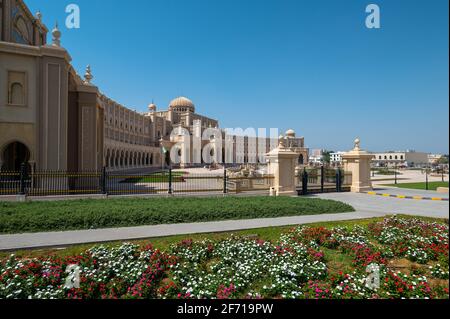 Sharjah, Vereinigte Arabische Emirate - 24. März 2021:Hauptbüro der Stadt Sharjah ähnelt dem parlamentsgebäude, das von islamischer Architektur geprägt ist Stockfoto