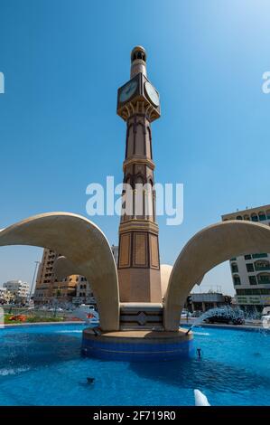 Sharjah, Vereinigte Arabische Emirate - 24. März 2021: Zahra Clock Tower Springbrunnen und Kreisel Park in Sharjah emiraten der Innenstadt in den Vereinigten Arabischen Emiraten Stockfoto