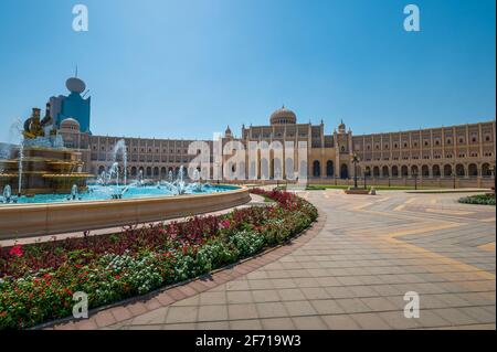 Sharjah, Vereinigte Arabische Emirate - 24. März 2021:Hauptbüro der Stadt Sharjah ähnelt dem parlamentsgebäude, das von islamischer Architektur geprägt ist Stockfoto