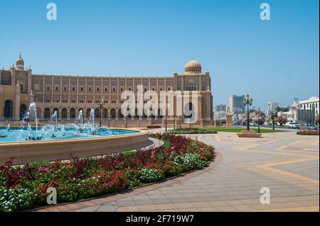 Sharjah, Vereinigte Arabische Emirate - 24. März 2021:Hauptbüro der Stadt Sharjah ähnelt dem parlamentsgebäude, das von islamischer Architektur geprägt ist Stockfoto
