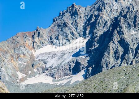 Berglandschaft auf den französischen Alpen, Massif des Ecrins. Landschaftlich schöne Felsenberge in großer Höhe mit Gletscher Stockfoto