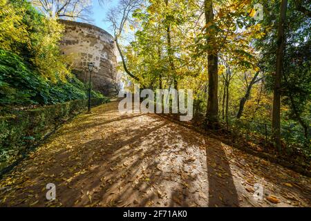 Granada, Spanien, 13. Dezember 2020. Cuesta de Gomerez im Herbst bringt Sie diese Straße zum Alhambra Komplex. Stockfoto