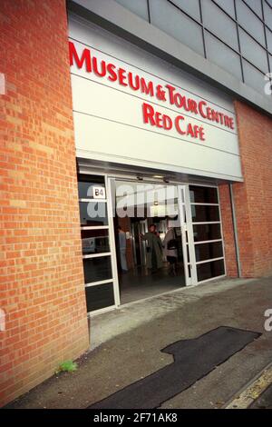 Eine Tür, die zum Museum and Tour Centre von Manchester United und zum Red Cafe im Old Trafford Stadium in Manchester, England, führt. Archivfoto. Stockfoto