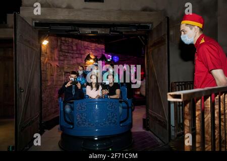 Moskau, Russland. April 2021. Besucher mit Schutzmasken während einer Tour im Themenbereich des Hotels Siebenbürgen, der auf dem Gebiet des Vergnügungsparks Dream Island in Moskau, Russland, eröffnet wurde Stockfoto