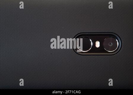 Nahaufnahme Objektiv und Taschenlampe der Smartphone-Kamera. Stockfoto