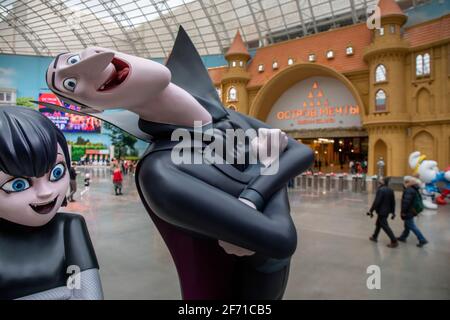 Moskau, Russland. April 2021. Die Figuren der Figuren der Figuren des computeranimierten Comedy-Films Hotel Transylvania Graf Dracula und seine Tochter Mavis Dracula sind am Eingang des Dream Island Vergnügungsparks in Moskau, Russland, installiert Stockfoto