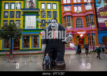 Moskau, Russland. April 2021. Die Figuren der Figuren der Figuren des computeranimierten Comedy-Films Hotel Transylvania Graf Dracula und seine Tochter Mavis Dracula sind am Eingang des Dream Island Vergnügungsparks in Moskau, Russland, installiert Stockfoto