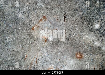 Raue Steinwand mit grauen Rissen. Stockfoto