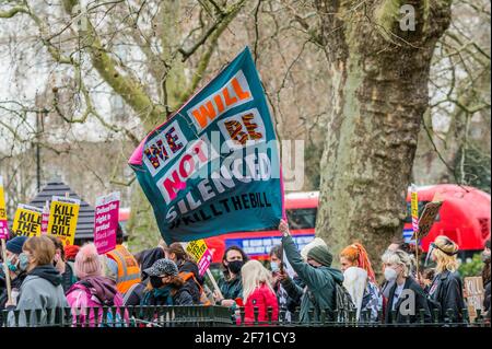 London, Großbritannien. April 2021. Kill the Bill Protest von Menschen, die wütend auf die neue Gesetzgebung namens Police, Crime, Urteilsverkündung und Courts Bill sind, die der Polizei mehr Befugnisse geben würde, um Protesten einzuschränken. Der Protest wurde von mehreren Gruppen unterstützt, darunter Extinction Rebellion und Black Lives Matter. Es begann an der Speakers Corner und folgte ein marsch durch Westminster. Kredit: Guy Bell/Alamy Live Nachrichten Stockfoto