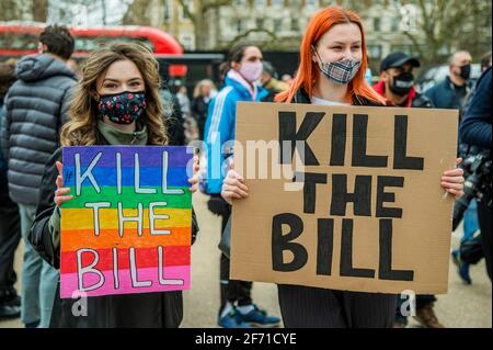 London, Großbritannien. April 2021. Kill the Bill Protest von Menschen, die wütend auf die neue Gesetzgebung namens Police, Crime, Urteilsverkündung und Courts Bill sind, die der Polizei mehr Befugnisse geben würde, um Protesten einzuschränken. Der Protest wurde von mehreren Gruppen unterstützt, darunter Extinction Rebellion und Black Lives Matter. Es begann an der Speakers Corner und folgte ein marsch durch Westminster. Kredit: Guy Bell/Alamy Live Nachrichten Stockfoto