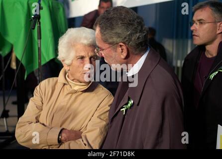 Wien, Österreich - Oktober 9 2007: Freda Meissner Blau, Gründerin und Bundessprecherin der Grünen im Gespräch mit Alexander Van der B. Stockfoto