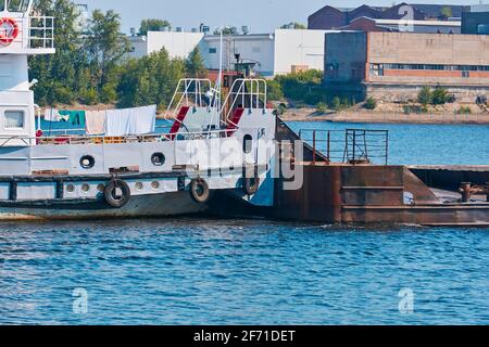 Schleppboot schiebt Trockenfrachtbarge aus nächster Nähe auf den Fluss Stockfoto