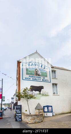 Rawles Metzger malte ein Namensschild an der Seite seines Ladens in der East Street im Stadtzentrum von Bridport, einer Marktstadt in Dorset, Südwestengland Stockfoto