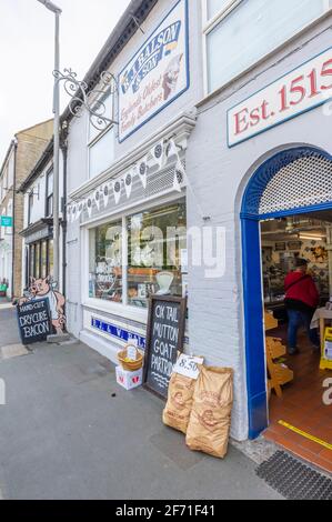 Schaufenster und Eingang zu R J Balson & Son, Englands ältesten Metzgern der Familie Bridport, eine Marktstadt in Dorset, SW-England, wurde 1515 gegründet Stockfoto