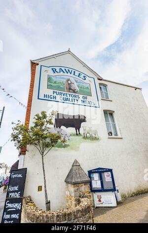 Rawles Metzger malte ein Namensschild an der Seite seines Ladens in der East Street im Stadtzentrum von Bridport, einer Marktstadt in Dorset, Südwestengland Stockfoto