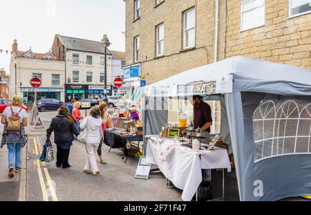 Wochenend (Samstag) Straßenmarktstände in der Barrack Street, Bridport, einer Marktstadt in Dorset, Südwestengland Stockfoto