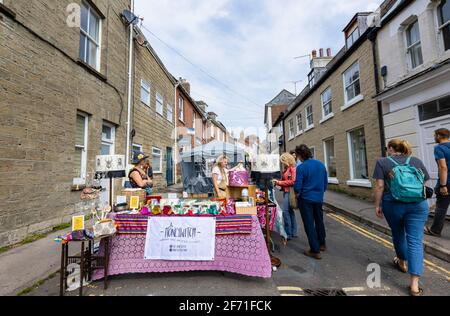 Wochenend (Samstag) Straßenmarktstände in der Barrack Street, Bridport, einer Marktstadt in Dorset, Südwestengland Stockfoto