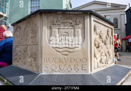 Kunstwerke auf einem Steinsitz am Bucky-Doo Square, South Street, im Zentrum von Bridport, einer Marktstadt in Dorset, Südwestengland Stockfoto