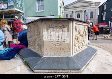 Kunstwerke auf einem Steinsitz am Bucky-Doo Square, South Street, im Zentrum von Bridport, einer Marktstadt in Dorset, Südwestengland Stockfoto