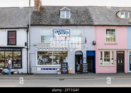 Schaufenster und Eingang zu R J Balson & Son, Englands ältesten Metzgern der Familie Bridport, eine Marktstadt in Dorset, SW-England, wurde 1515 gegründet Stockfoto