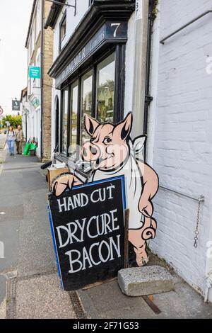 Schild Werbung Hand geschnitten trocken Heilung Speck aoutside R J Balson & Son, Englands älteste Familie Metzger gegründet im Jahr 1515, Bridport, Dorset, SW England Stockfoto