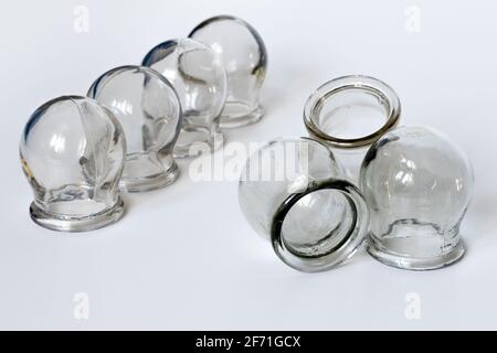 Massagegläser zur therapeutischen Massage auf weißem Hintergrund. Stockfoto