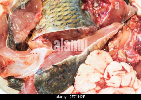 Roher gehackter Fisch vor dem Braten. Stockfoto