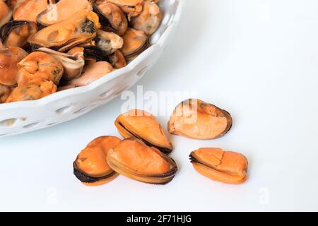 Muscheln ohne Schale auf weißem Hintergrund. Stockfoto