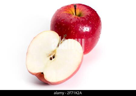 Schneiden Sie rote Apfelfrüchte isoliert auf weißem Hintergrund. Stockfoto