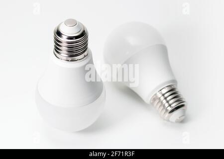 LED, New Technology Glühlampe auf weißem Hintergrund isoliert, Energie super sparen elektrische Lampe ist gut für die Umwelt. Stockfoto