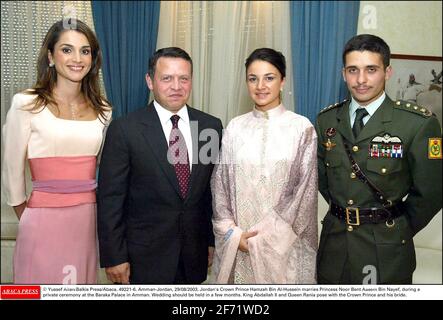 Akten- © Yussef Allan/Balkis Press/ABACAPRESS.COM 49221-6. Amman-Jordanien, 29/08/2003. Jordaniens Kronprinz Hamzah bin Al-Hussein heiratet Prinzessin Noor Bent Aasem bin Nayef während einer privaten Zeremonie im Baraka-Palast in Amman. Die Hochzeit sollte in ein paar Monaten stattfinden. König Abdallah II. Und Königin Rania posieren mit dem Kronprinzen und seiner Braut. Stockfoto