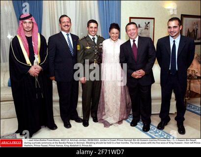 Akten- © Yussef Allan/Balkis Press/ABACAPRESS.COM 49221-9. Amman-Jordanien, 29/08/2003. Jordaniens Kronprinz Hamzah bin Al-Hussein heiratet Prinzessin Noor Bent Aasem bin Nayef während einer privaten Zeremonie im Baraka-Palast in Amman. Die Hochzeit sollte in ein paar Monaten stattfinden. Die Braut posiert mit den fünf Söhnen von König Hussein: Von links Prinz Hashem, Prinz Fáysal, Prinz Hamzah, König Abdallah II, Prinz Ali. Stockfoto