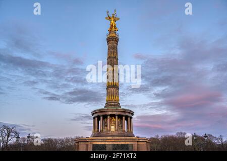 Die berühmte Siegessäule im Tiergarten in Berlin, Deutschland, nach Sonnenuntergang Stockfoto