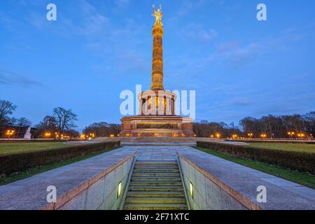 Die berühmte Siegessäule im Tiergarten in Berlin, Deutschland, in der Abenddämmerung Stockfoto