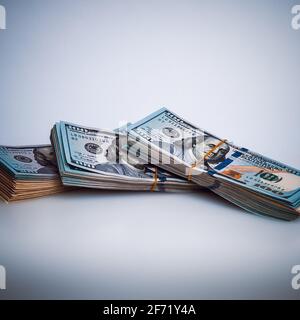 Packungen von Dollars auf weißem Hintergrund. Platz für Logo, Schriftzug, Layout, Mockup. Blaue Farbe und Vignettierung. Stockfoto