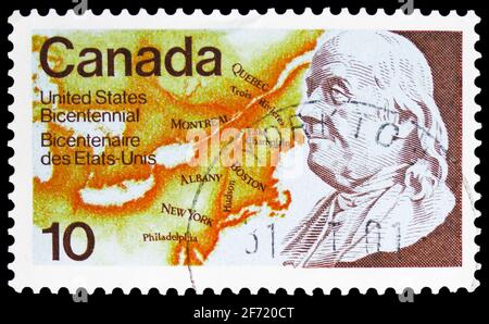 MOSKAU, RUSSLAND - 28. FEBRUAR 2021: Die in Kanada gedruckte Briefmarke zeigt Benjamin Franklin und Map, um 1976 Stockfoto