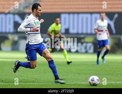 Mailand, Italien. April 2021. Antonio Candreva von UC Sampdoria in Aktion gesehen während der Serie A 2020/21 Fußballspiel zwischen AC Mailand und UC Sampdoria im San Siro Stadium.(Endstand; AC Mailand 1:1 UC Sampdoria) Kredit: SOPA Images Limited/Alamy Live News Stockfoto