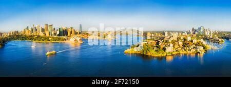 Luftpanorama der Stadt Sydney über den Hafengewässern rund um die wichtigsten Wahrzeichen von CBD und die North Shore, die durch die Sydney Harbour Bridge verbunden sind. Stockfoto