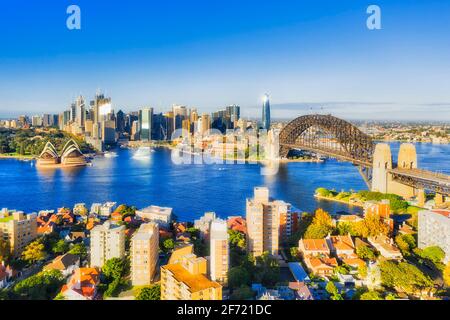Circular Quay, The Rocks, Barangaroo und die wichtigsten architektonischen Wahrzeichen der Stadt Sydney am Hafenufer - Luftaufnahme von Kirribilli. Stockfoto