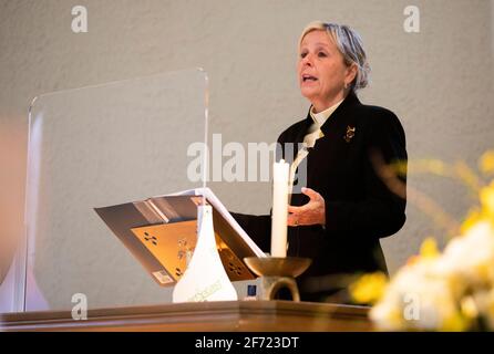 Minister Cheryl McKellar Young hält den Ostersonntagsgottesdienst in der Church of Scotland Fairmilehead Parish Church, Edinburgh. Die Kirche wurde heute nach einer einjährigen Schließung aufgrund von Sperrbeschränkungen zum ersten Mal in diesem Jahr wiedereröffnet. Bilddatum: Sonntag, 4. April 2021. Stockfoto